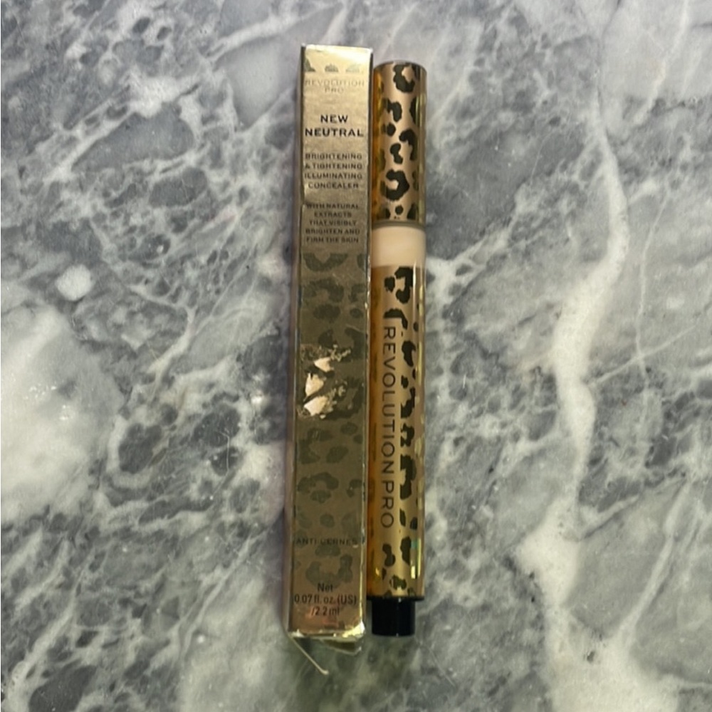 New Revolution Pro Brightening Illuminating Concealer‎ Almond